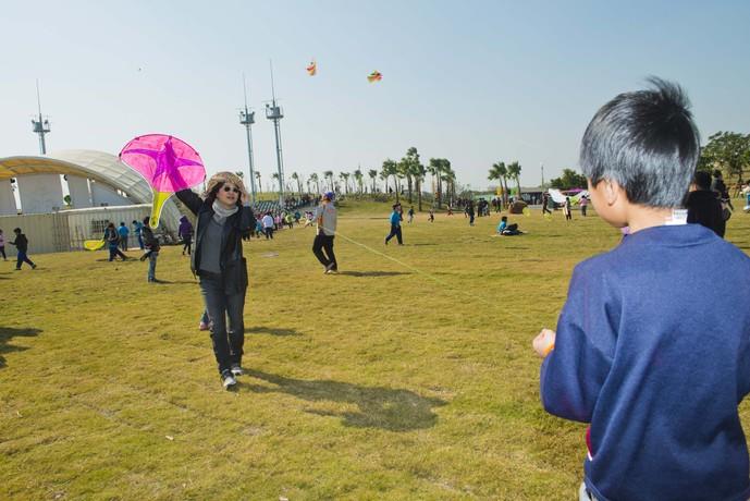 蘇縣長和小朋友一起放風箏