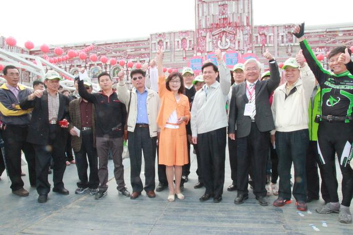 林佳龍立委參訪農博，農民最大總統府前表示支持