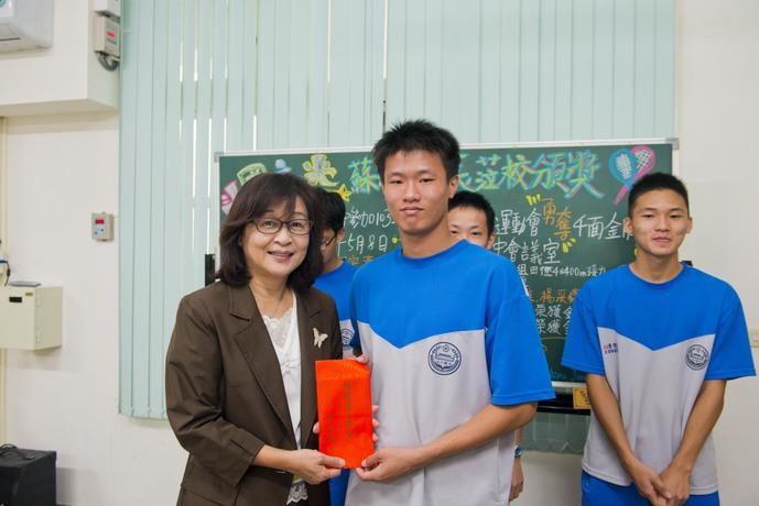 斗六國中同學參加今年的全國中學運動會成績亮麗，蘇縣長特別頒發獎金鼓勵