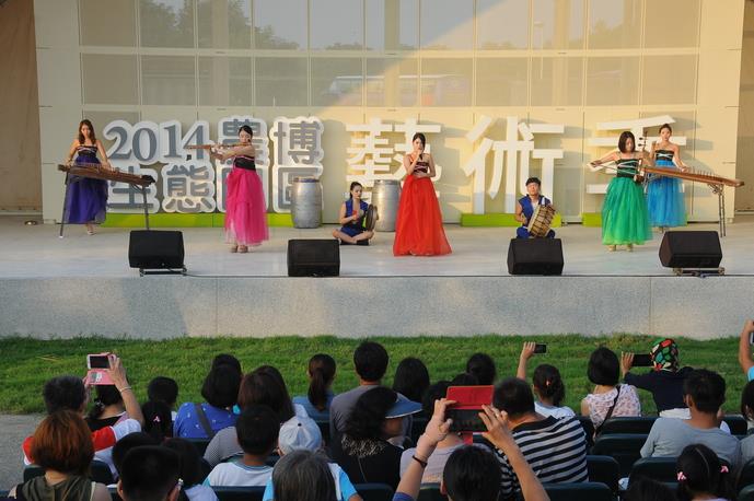 韓國表演團體Fanta Stic，以韓國傳統東洋樂器為主旋律，搭配富有變化的西洋打擊樂，透過現代歌曲與表演融入，將音樂與戲劇緊密結合。