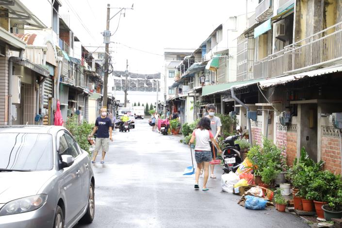 積水退去後，民眾忙著整理家園。