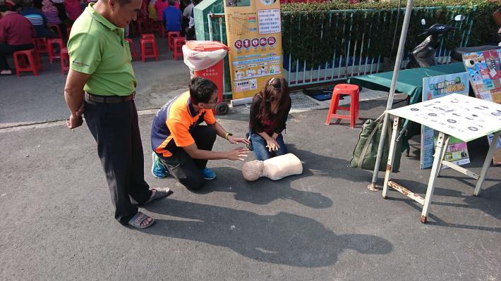 雲林縣消防局第二大隊元長分隊參與元長鄉公所舉辦「元長新食藝」救護宣導活動-CPR操作