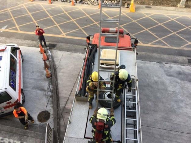 雲林縣消防局第二大隊崙背分隊辦理消防車車上架梯暨雙節梯加掛梯操作訓練