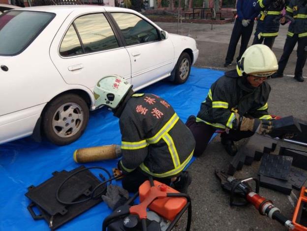 雲林縣消防局第二大隊虎尾分隊辦理車輛救助訓練-器材準備