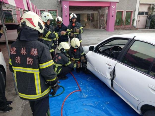 雲林縣消防局第二大隊虎尾分隊辦理車輛救助訓練-破壞中