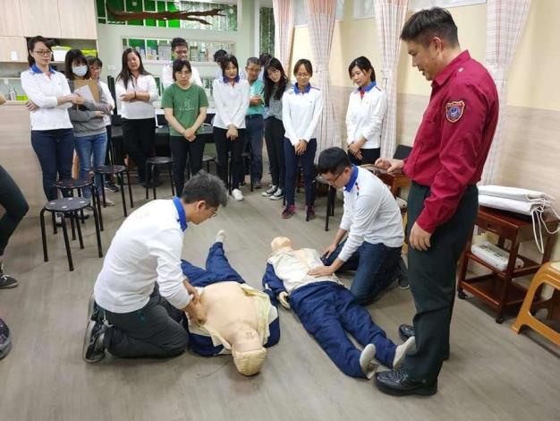救人技術不能等，中醫診所也來學CPR AED-CPR操作