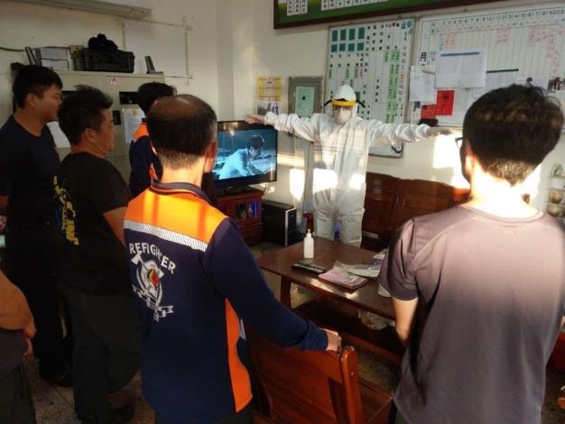 雲林縣消防局第二大隊虎尾分隊辦理傳染疾病感染管控教育訓練-示範著裝