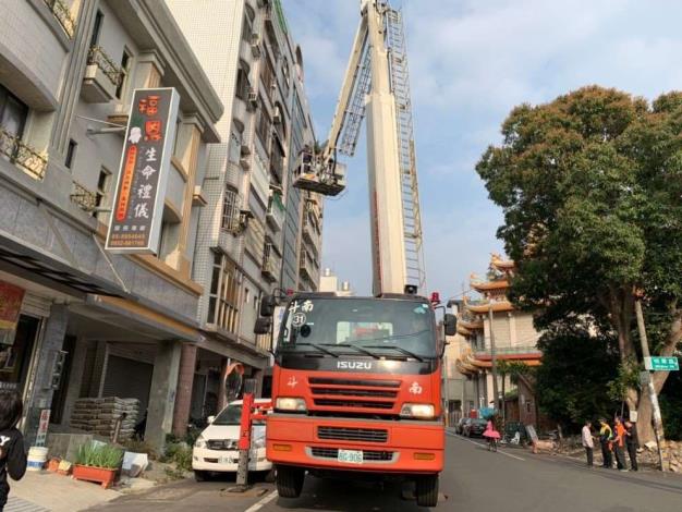 雲林縣消防局第一大隊斗南分隊辦理「模擬雲梯車於狹小巷弄窄放昇梯訓練」
