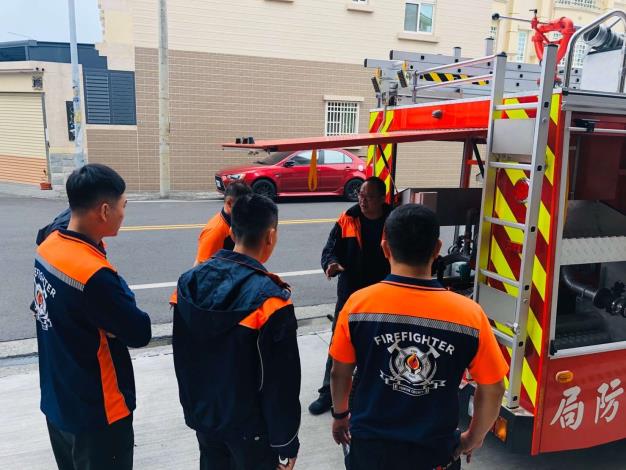 雲林縣消防局第一大隊斗南分隊提升窄巷救災效能辦理新配發小水箱教育訓練-訓練過程