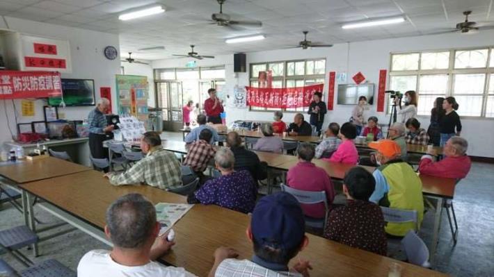 雲林縣消防局虎尾分隊至興南里活動中心宣導住宅用火災警報器