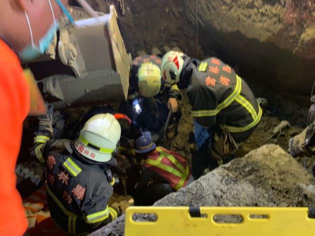 雲林縣消防局第一大隊斗南分隊搶救地下管路埋設工程受困案-搶救過程