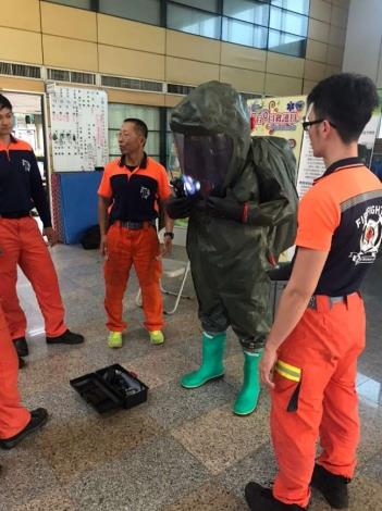 雲林縣消防局第一大隊公園分隊辦理化災資訊查詢、A級防護衣、冷卻背心及五用氣體偵測器操作訓練-著裝