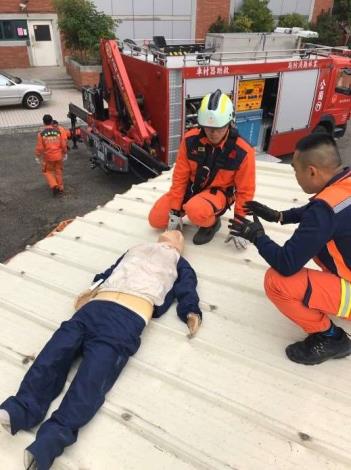 雲林縣消防局第一大隊公園分隊辦理救助器材車吊臂、籃式與捲式擔架操作訓練
