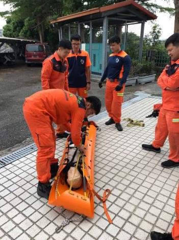 雲林縣消防局第一大隊公園分隊辦理救助器材車吊臂、籃式與捲式擔架操作訓練-人員救出