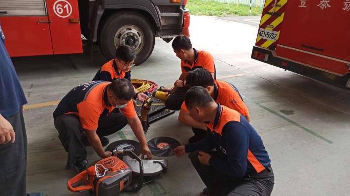 雲林縣消防局第一大隊斗南分隊加強各項救災裝備器材訓練-人員操作