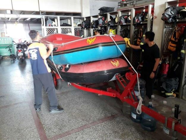 雲林縣消防局第二大隊虎尾分隊辦理橡皮艇、船外機、拋繩帶等教育訓練-訓練過程