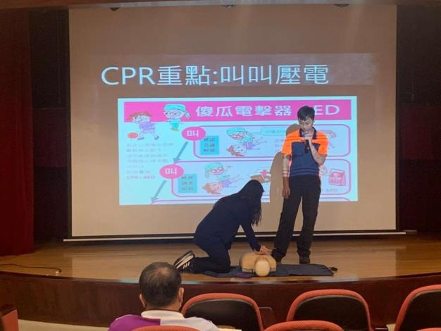 雲林縣消防局第一大隊古坑分隊辦理劍湖山渡假大飯店自衛消防編組暨CPR訓練-CPR宣導過程