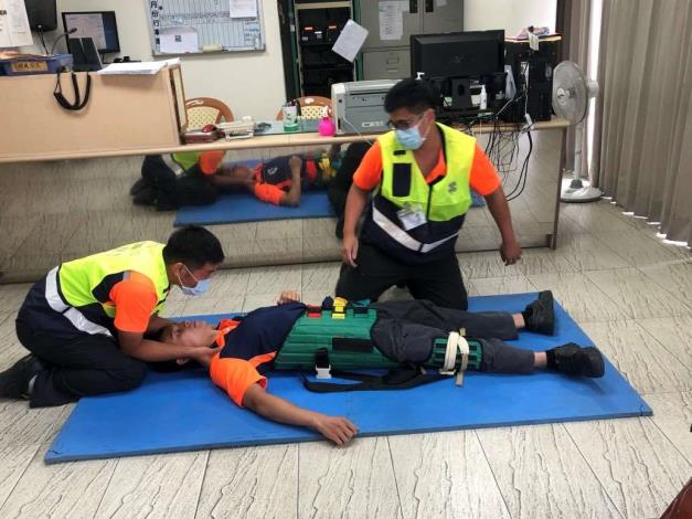 雲林縣消防局第二大隊崙背分隊辦理骨盆骨折固定操作訓練-訓練過程