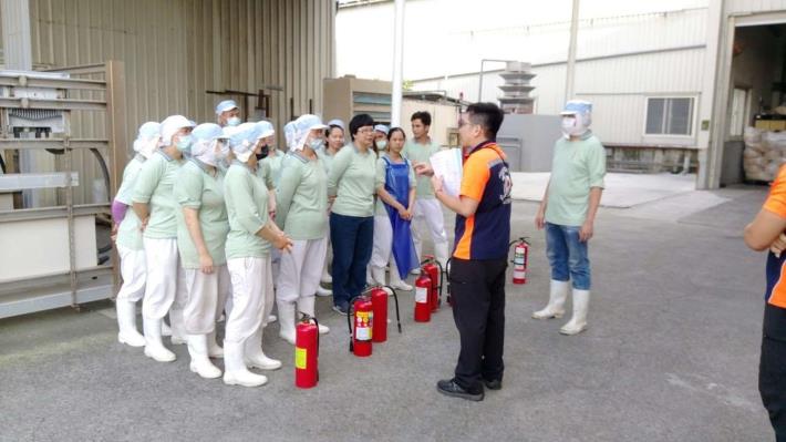 雲林縣消防局第三大隊四湖分隊指導轄內弘陽食品公司自衛編組訓練