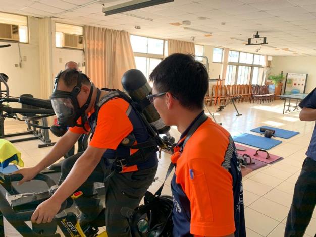 雲林縣消防局第一大隊斗南分隊辦理背負SCBA飛輪機重工作調氣訓練