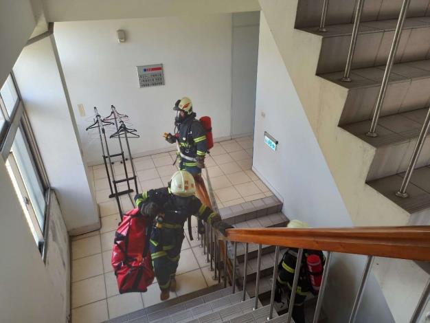 雲林縣消防局第一大隊斗南分隊辦理火場梯間佈線自主訓練，增進搶救效能
