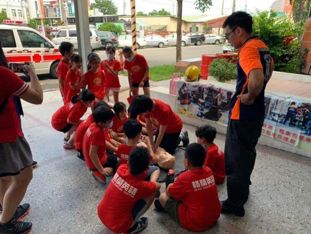 雲林縣消防局第二大隊虎尾分隊辦理格蘭英語補習班戶外救災救護宣導活動-CPR宣導