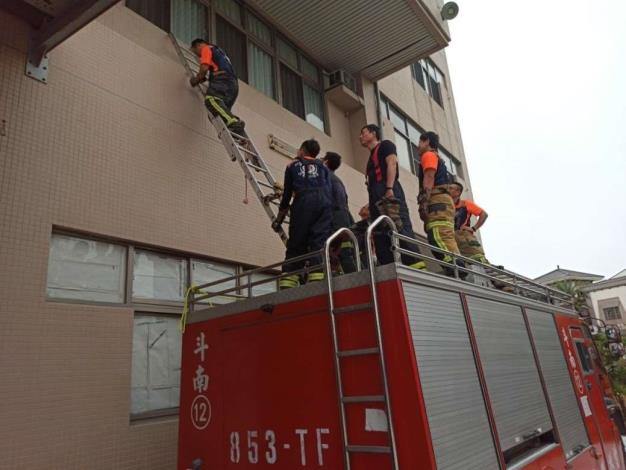 雲林縣消防局第一大隊斗南分隊辦理車上架梯搶救訓練