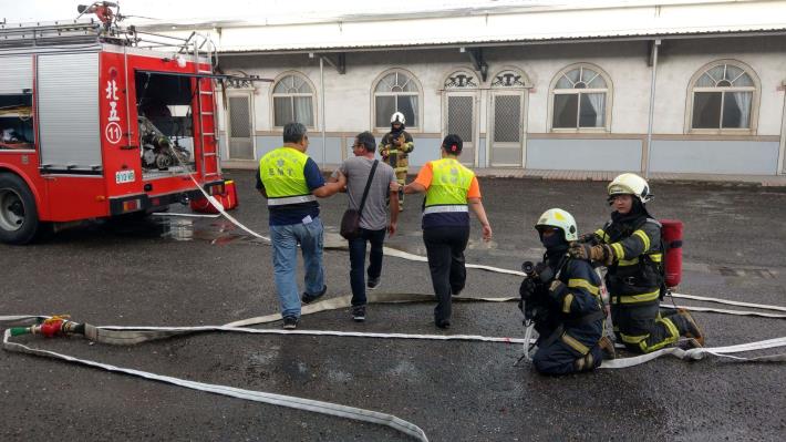 雲林縣消防局第三大隊北五分隊辦理「華偉商務飯店」火災搶救組合訓練-模擬人員救出
