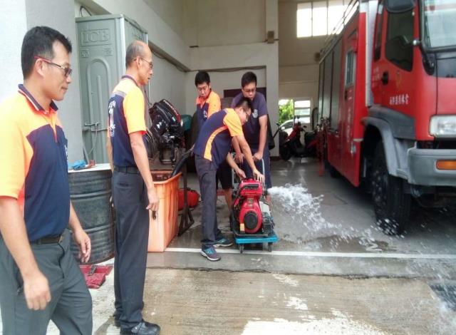 雲林縣消防局第二大隊二崙分隊辦理移動式幫浦抽水訓練