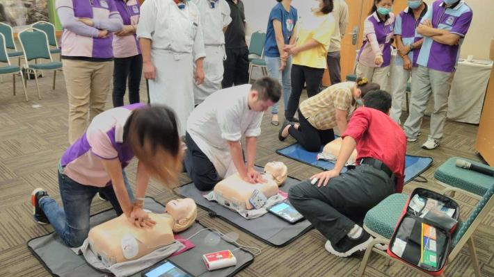 雲林縣消防局第一大隊古坑分隊協助劍湖山遊樂世界及渡假飯店辦理CPR AED專業訓練-CPR過程