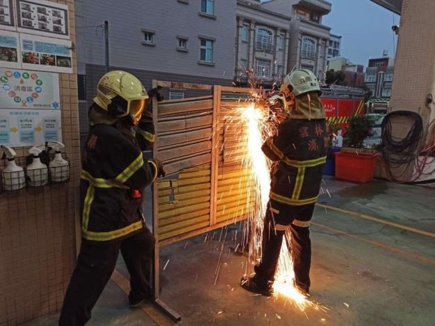 雲林縣消防局第一大隊斗南分隊辦理破壞器材圓盤切割訓練-人員操作