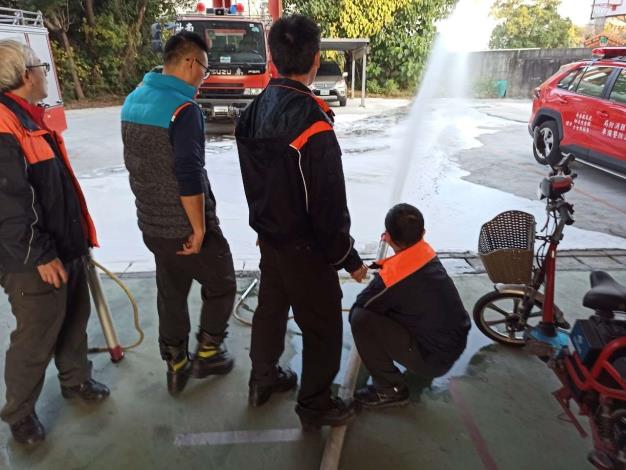 雲林縣消防局第一大隊斗南分隊辦理泡沫瞄子操作訓練-訓練過程