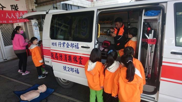 雲林縣消防局第三大隊四湖分隊辦理119開放消防隊的一天-救護車介紹