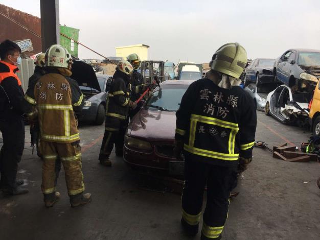 雲林縣消防局第三大隊四湖分隊辦理車體破壞演練-車體破壞過程