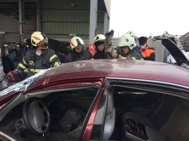 雲林縣消防局第三大隊四湖分隊辦理車體破壞演練-破壞過程