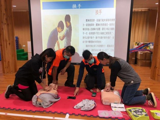 雲林縣消防局第二大隊虎尾分隊辦理維也納幼兒園救護宣導-CPR操作