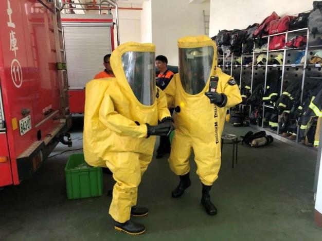 雲林縣消防局第二大隊土庫分隊辦理A級化學防護衣操作訓練-準備搜救