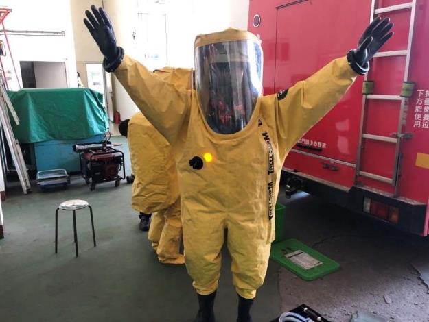 雲林縣消防局第二大隊土庫分隊辦理A級化學防護衣操作訓練-人員著裝完成