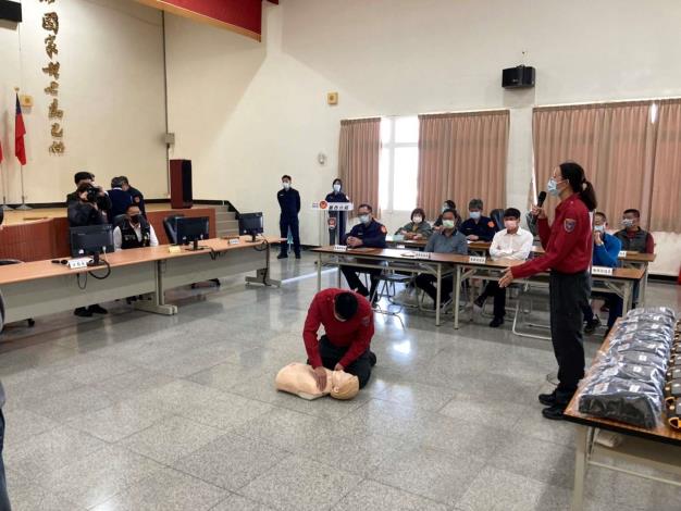 雲林縣消防局第三大隊台西分隊協助雲林縣警察局台西分局辦理CPR及自動體外電擊去顫器(AED)教育訓練課程示範及訓練-過程