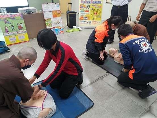 雲林縣消防局古坑分隊協助慈光寺實施CPR及AED宣導活動