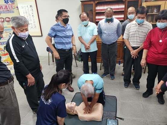 雲林縣消防局古坑分隊協助慈光寺實施CPR及AED宣導活動-CPR操作