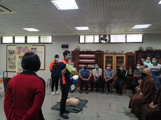 雲林縣消防局古坑分隊協助慈光寺實施CPR及AED宣導活動-宣導過程