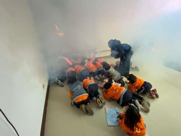 雲林縣消防局第三大隊北五分隊辦理幼兒園、補習班師生進行防火、防災及救護宣導-宣導過程