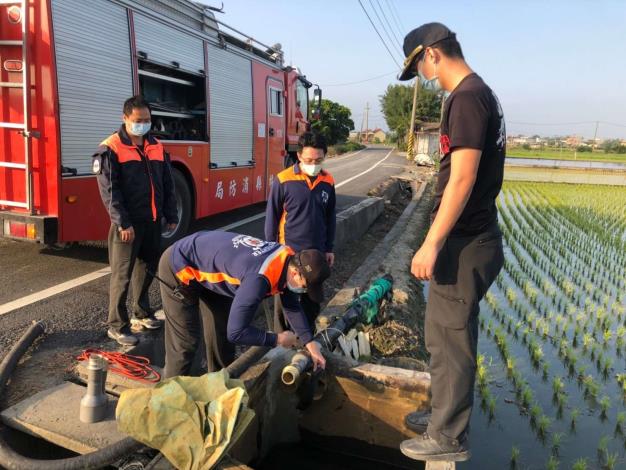 雲林縣消防局第三大隊台西分隊移地辦理消防車農用水井抽水訓練-過程
