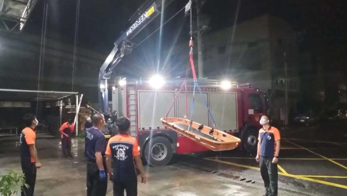 雲林縣消防局第一大隊斗南分隊辦理立坑救助三腳架及救助器材車吊臂吊掛操作訓練