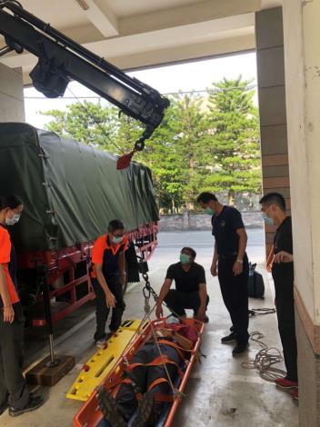 雲林縣消防局第三大隊台西分隊執行71車吊臂低索救出操作訓練-訓練過程