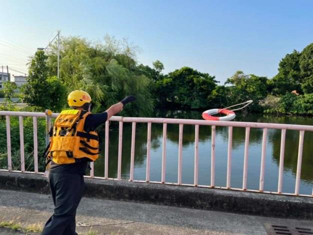 雲林縣消防局第二大隊土庫分隊於下庄魚池辦理水域救生訓練