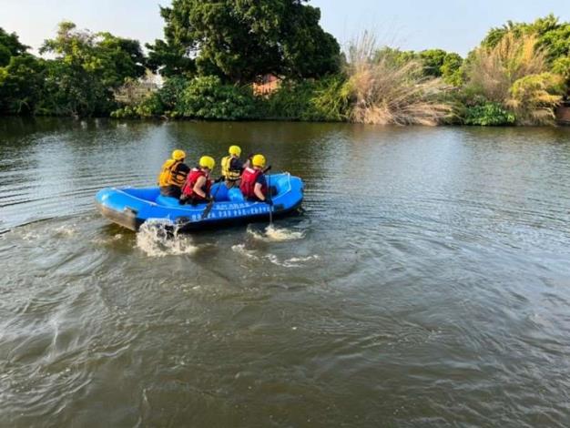 雲林縣消防局第二大隊土庫分隊於下庄魚池辦理水域救生訓練-救援演練