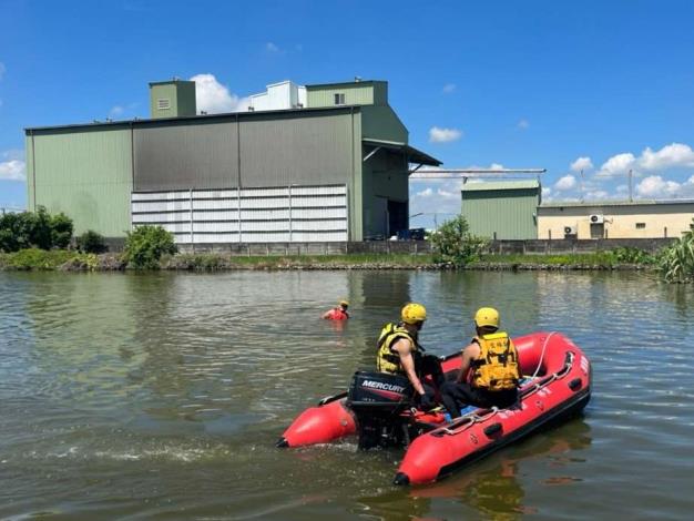 雲林縣消防局第一大隊斗南分隊結合斗南義消分隊辦理危險水域救援訓練-訓練過程