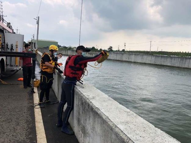 雲林縣消防局第二大隊土庫分隊於湳仔二號滯洪池辦理水域救生訓練-訓練過程